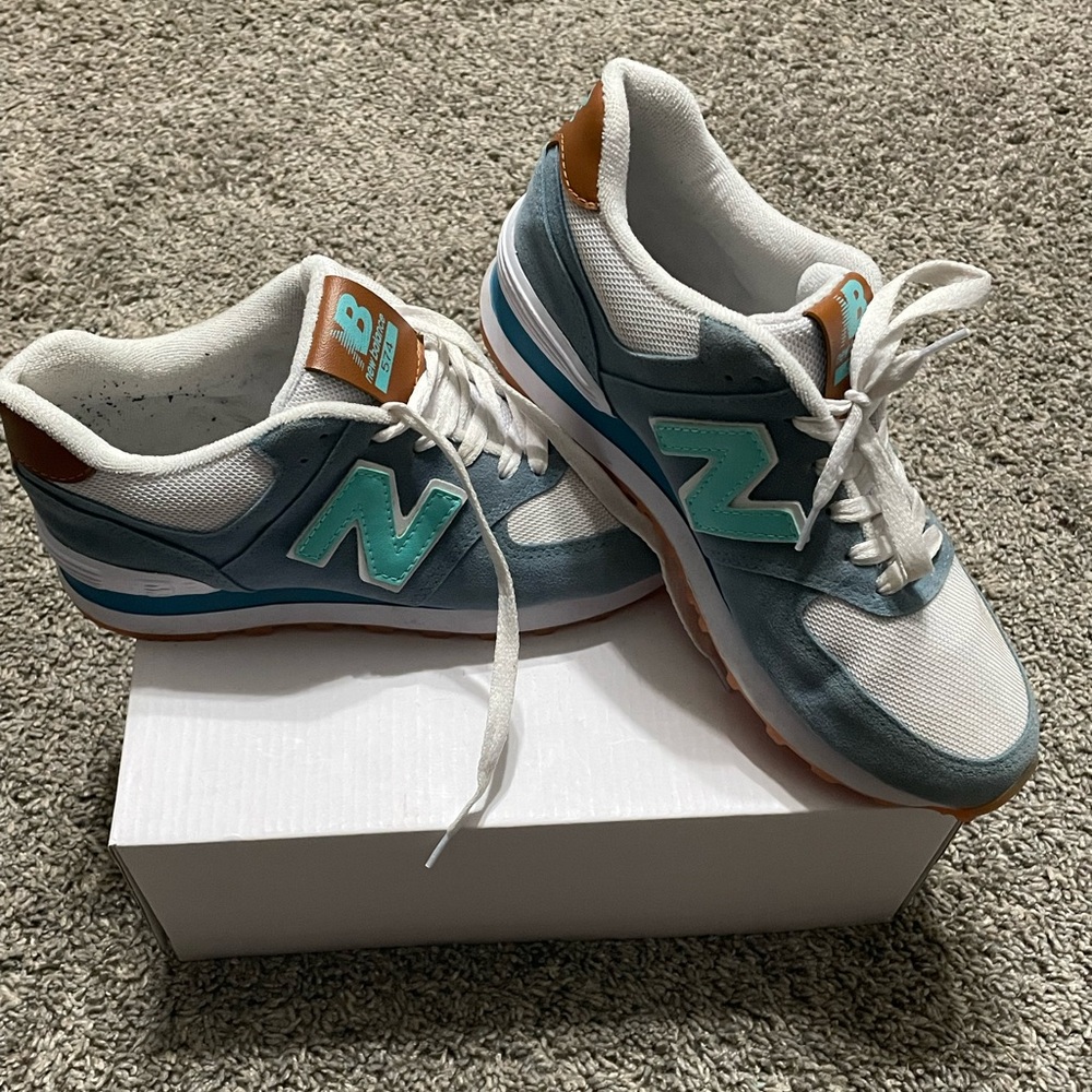 New Balance 574 Women's Blue and White Sneakers size 7 tennis shoe - Picture 2 of 9